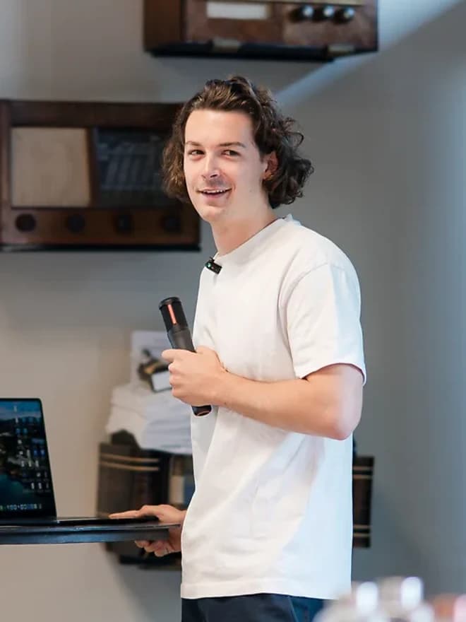 Louis en atelier, micro en main