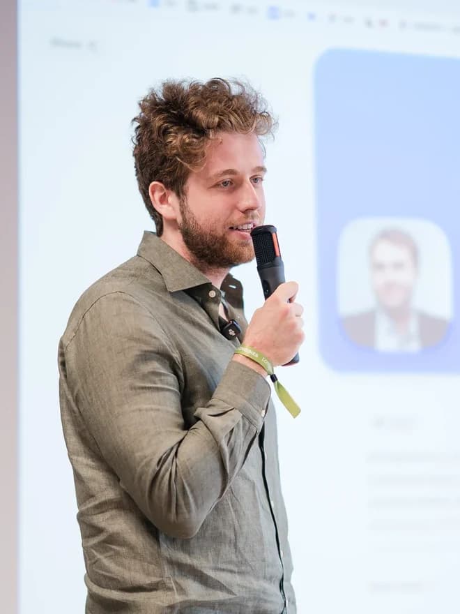 Paul en démonstration sur scène, micro en main